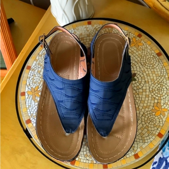 Thongs  Blue beige size (9) from DSW comfortable feel like leather upper. - Picture 1 of 9